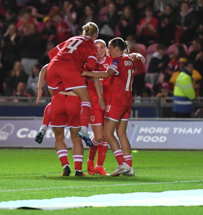 Llanelli, Wales, October 13th 2026 Elise Hughes of Wales celebrates with her team after scoring her sides 2nd goal during the 2027 FIFA Women s World Cup - WEQ Play-offs Round 1 - between Wales and Albania on 13th Oct 2026 at Parc Y Scarlets (Photo by Jeff Thomas Sports Press Photo) Copyright: xJeffxThomas SportsxPressxPhotox Sportspressphoto_SPR254460