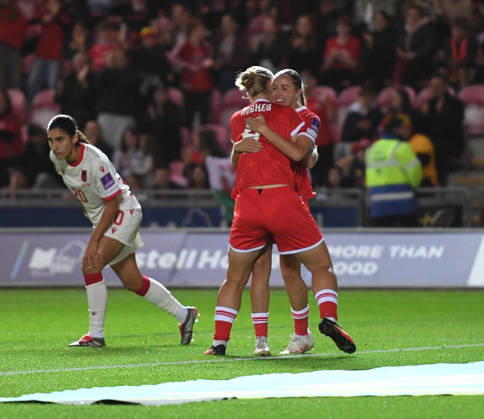 Llanelli, Wales, October 13th 2026 Elise Hughes of Wales celebrates with her team after scoring her sides 2nd goal during the 2027 FIFA Women s World Cup - WEQ Play-offs Round 1 - between Wales and Albania on 13th Oct 2026 at Parc Y Scarlets (Photo by Jeff Thomas Sports Press Photo) Copyright: xJeffxThomas SportsxPressxPhotox Sportspressphoto_SPR254468