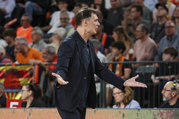 October 13, 2026, Valencia, Valencia, Spain: Georgios Bartzokas, head coach of Olympiacos Piraeus gestures during the Euroleague Basketball Regular Season Round 5 game between Valencia Basket and Olympiacos Piraeus Roster at Roig Arena on October 13, 2026 in Valencia, Spain. Valencia Spain - ZUMAa181 20261013_zaa_a181_055 Copyright: xIrinaxR.xHx