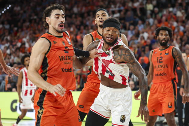 October 13, 2026, Valencia, Valencia, Spain: Josep Puerto of Valencia Basket and Tyrique Jones of Olympiacos Piraeus in action during the Euroleague Basketball Regular Season Round 5 game between Valencia Basket and Olympiacos Piraeus Roster at Roig Arena on October 13, 2026 in Valencia, Spain. Valencia Spain - ZUMAa181 20261013_zaa_a181_056 Copyright: xIrinaxR.xHx