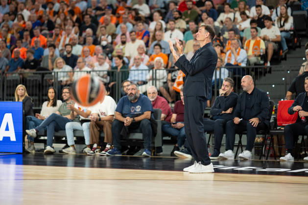 EuroLeague Round 5 match between Valencia Basket and Olympiacos Piraeu Georgios Bartzokas coach of Olympiacos Piraeus in action during the EuroLeague Round 5 match between Valencia Basket and Olympiacos Piraeu at Roig Arena, (Valencia ) on October 13, 2026. Copyright: xVicentexVidalxFernandezx