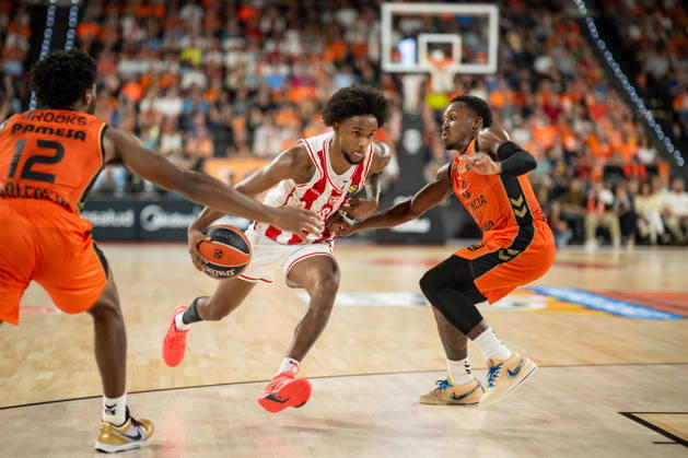 EuroLeague Round 5 match between Valencia Basket and Olympiacos Piraeu Jean Montero of Olympiacos Piraeus (L) and TJ Shorts of Valencia Basket (R) in action during the EuroLeague Round 5 match between Valencia Basket and Olympiacos Piraeu at Roig Arena, (Valencia ) on October 13, 2026. Copyright: xVicentexVidalxFernandezx