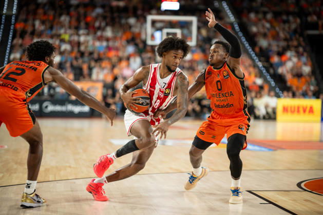 EuroLeague Round 5 match between Valencia Basket and Olympiacos Piraeu Jean Montero of Olympiacos Piraeus (L) and TJ Shorts of Valencia Basket (R) in action during the EuroLeague Round 5 match between Valencia Basket and Olympiacos Piraeu at Roig Arena, (Valencia ) on October 13, 2026. Copyright: xVicentexVidalxFernandezx