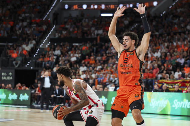 October 13, 2026, Valencia, Valencia, Spain: Tyler Dorsey of Olympiacos Piraeus and Josep Puerto of Valencia Basket in action during the Euroleague Basketball Regular Season Round 5 game between Valencia Basket and Olympiacos Piraeus Roster at Roig Arena on October 13, 2026 in Valencia, Spain. Valencia Spain - ZUMAa181 20261013_zaa_a181_066 Copyright: xIrinaxR.xHx