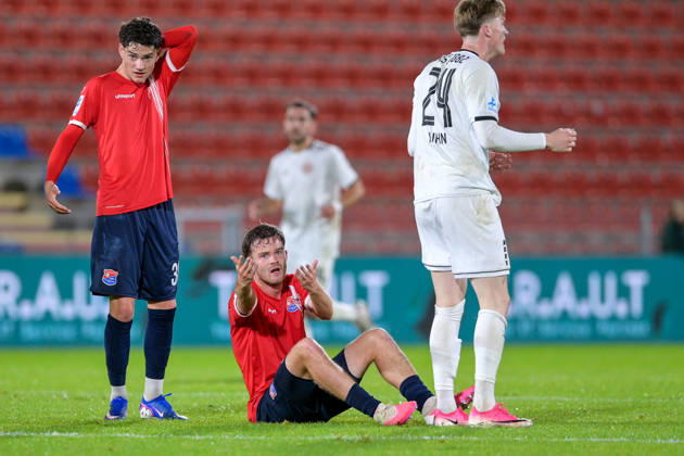 From left: Constantin Strunz, Unterhaching, 38; Jeroen Krupa, Unterhaching, 9; sitting on the ground, complaining, grumbling, pessimistic; action; Benedikt Kuhn, Landsberg, 24; 13, October 2026; Unterhaching, Germany, soccer, Bavarian Regional League, SpVgg Unterhaching vs. TSV 1882 Landsberg xslx
