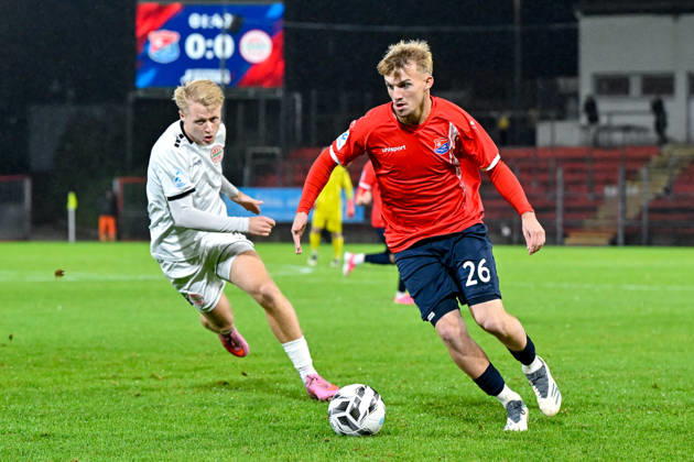 From left: Maximilian Seemueller (Landsberg), 11 Andy Breuer (Unterhaching), 26 in a one-on-one, duel, tackle, dynamic, action, 13 10 2026, Unterhaching, Germany, soccer, Bavarian Regional League, SpVgg Unterhaching vs. TSV 1882 Landsberg xslx