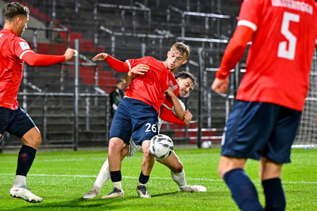 from left: Andy Breuer (Unterhaching), 26; Maximilian Holdenrieder (Landsberg), 14; in a one-on-one battle, duel, tackle, dynamic, action, 13, 10, 2026, Unterhaching, Germany, soccer, Bavarian Regional League, SpVgg Unterhaching vs. TSV 1882 Landsberg xslx