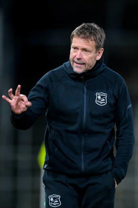 Coach Holger Seitz of Unterhaching gives instructions, gesticulates with his arms, single frame, action, October 13, 2026, Unterhaching, Germany, soccer, Bavarian Regional League, SpVgg Unterhaching vs. TSV 1882 Landsberg xslx