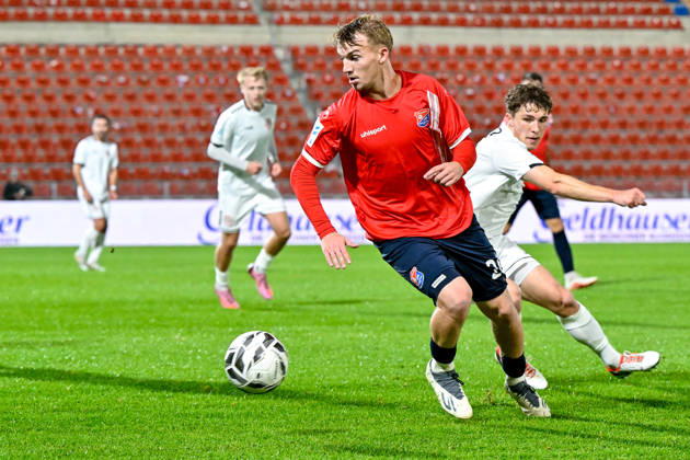 from left: Andy Breuer (Unterhaching), 26; Lukas Bettrich (Landsberg), 6; in a one-on-one battle, duel, tackle, dynamic, action, 13, 10, 2026, Unterhaching, Germany, soccer, Bavarian Regional League, SpVgg Unterhaching vs. TSV 1882 Landsberg xslx