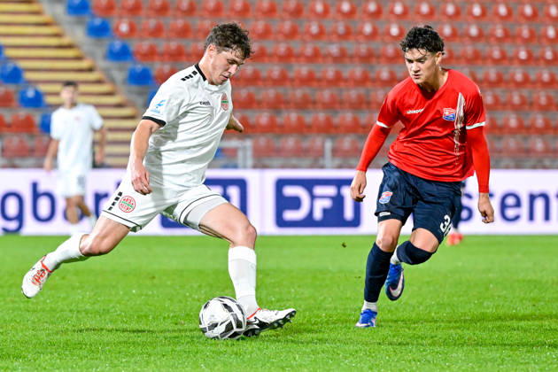 From left: Lukas Bettrich (Landsberg), 6 Constantin Strunz (Unterhaching), 38 in a one-on-one, duel, tackle, dynamic, action, 13 10 2026, Unterhaching, Germany, soccer, Bavarian Regional League, SpVgg Unterhaching vs. TSV 1882 Landsberg xslx