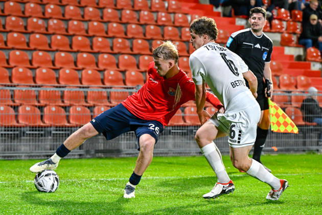 From left: Andy Breuer (Unterhaching), 26; Lukas Bettrich (Landsberg), 6; in a one-on-one battle, duel, tackle, dynamic, action, 13, 10, 2026, Unterhaching, Germany, soccer, Bavarian Regional League, SpVgg Unterhaching vs. TSV 1882 Landsberg xslx