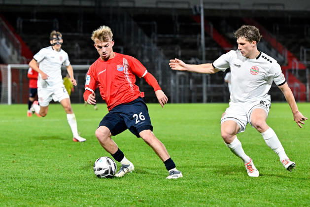 From left: Andy Breuer (Unterhaching), 26; Lukas Bettrich (Landsberg), 6; in a one-on-one battle, duel, tackle, dynamic, action, 13 10 2026, Unterhaching, Germany, soccer, Bavarian Regional League, SpVgg Unterhaching vs. TSV 1882 Landsberg xslx