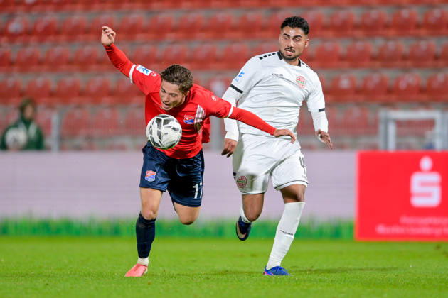 v li Samuel Weiss Unterhaching, 17 Benito Alisanovic Landsberg, 4 in a one-on-one, duel, tackle, dynamic, action, 13 10 2026, Unterhaching, Germany, soccer, Bavarian Regional League, SpVgg Unterhaching vs. TSV 1882 Landsberg xslx