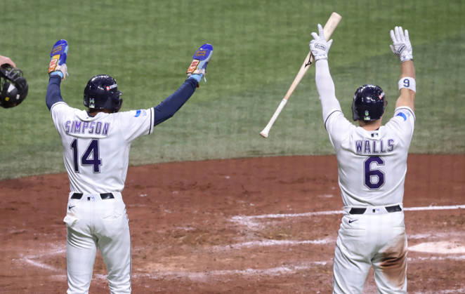 Tampa Bay Rays Chandler Simpson (14) and Taylor Walls (6) signal to Ben Williamson to come home on a single by Liam Hicks against the Cleveland Guardians in the fourth inning in game two of the MLB, Baseball Herren, USA American League Championship Series playoffs at Tropicana Field in St Petersburg, Florida, on Tuesday, October 13, 2026.  TPB20261013717 GARYxBOGDON