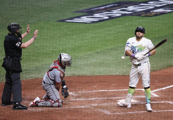 Tampa Bay Rays Jonathan Aranda (8) is hit by a pitch from Cleveland Guardians pitcher Parker Messick in the fifth inning in game two of the MLB, Baseball Herren, USA American League Championship Series playoffs at Tropicana Field in St Petersburg, Florida, on Tuesday, October 13, 2026.  TPB20261013721 GARYxBOGDON