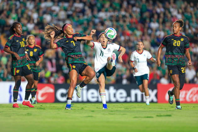 MEXICAN WOMEN S NATIONAL TEAM MEXICO VS. JAMAICA, INTERNATIONAL FRIENDLY, OCTOBER 13, 2026, QUERÉTARO, MEXICO Action photo of Mimi Van Zanten (L) of Jamaica and Jacqueline Ovalle (R) of Mexico during an international friendly match at the Estadio Corregidora in Querétaro, Mexico. PHOTO BY IMAGENSHOP AGENCIA FOTOGRAFICA QUERÉTARO, QUERÉTARO, MEXICO Copyright: xLUISxGONZALEZx