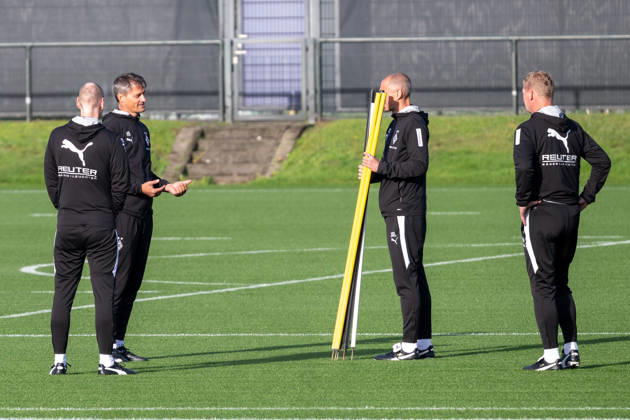 The coaching staff: Niklas Lanwehr (Borussia Mönchengladbach, assistant coach), Alexander Blessin (Borussia Mönchengladbach, head coach), Jan Moritz Lichte (Borussia Mönchengladbach, interim head coach), and Markus Gellhaus (Borussia Mönchengladbach, assistant coach, discuss the training session. Public training session: Borussia Mönchengladbach, soccer, Bundesliga, 2026–2027 season, October 14, 2026, public training session at Borussia Mönchengladbach, soccer, Bundesliga, 2026–2027 season, October 14, 2026, Mönchengladbach Copyright: xEibner-Pressefoto ThomasxHaeslerx EP_THR