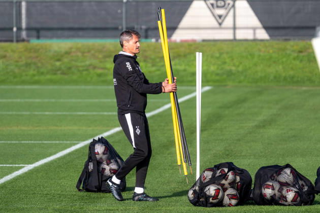 Alexander Blessin, Borussia Mönchengladbach, coach preparing for practice; Borussia Mönchengladbach public practice, soccer, Bundesliga, 2026–2027 season, October 14, 2026, Borussia Mönchengladbach public training session, soccer, Bundesliga, 2026–2027 season, October 14, 2026, Mönchengladbach Copyright: xEibner-Pressefoto ThomasxHaeslerx EP_THR