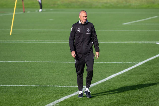 Niklas Lanwehr, Borussia Mönchengladbach assistant coach, picks up training equipment. Borussia Mönchengladbach public training session, soccer, Bundesliga, 2026–2027 season, October 14, 2026: Borussia Mönchengladbach public training session, soccer, Bundesliga, 2026–2027 season, October 14, 2026, Mönchengladbach Copyright: xEibner-Pressefoto ThomasxHaeslerx EP_THR