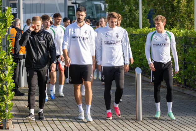 The team is on its way to the training field. In the front: Tim Kleindienst of Borussia Mönchengladbach, 11, Florian Neuhaus of Borussia Mönchengladbach, 10, and Robin Hack of Borussia Mönchengladbach, 25. Public training session for Borussia Mönchengladbach, soccer, Bundesliga, 2026–2027 season, October 14, 2026, public training session, Borussia Mönchengladbach, soccer, Bundesliga, 2026–2027 season, October 14, 2026, Mönchengladbach Copyright: xEibner-Pressefoto ThomasxHaeslerx EP_THR