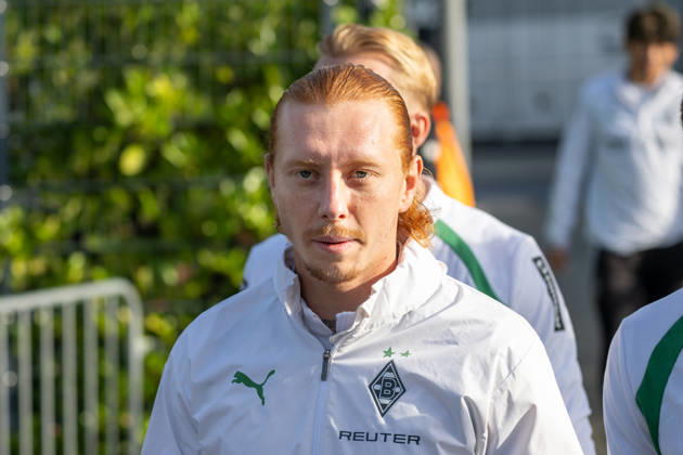 Yukhym Konoplia, Borussia Mönchengladbach, 22, on his way to the field. Borussia Mönchengladbach public training session, soccer, Bundesliga, 2026–2027 season, October 14, 2026, Borussia Mönchengladbach public training session, soccer, Bundesliga, 2026–2027 season, October 14, 2026, Mönchengladbach Copyright: xEibner-Pressefoto ThomasxHaeslerx EP_THR
