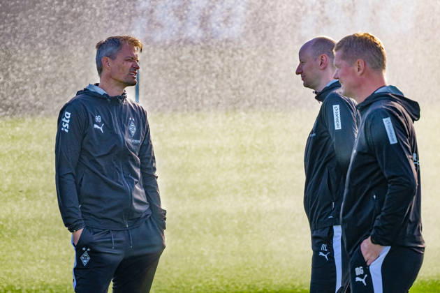 Alexander Blessin, Borussia Mönchengladbach, Head Coach, Niklas Lanwehr, Borussia Mönchengladbach, assistant coach, and Markus Gellhaus, Borussia Mönchengladbach, assistant coach, in conversation in front of the sprinkler during an open practice at Borussia Mönchengladbach, soccer, Bundesliga, 2026–2027 season, October 14, 2026, Borussia Mönchengladbach public training session, soccer, Bundesliga, 2026–2027 season, October 14, 2026, Mönchengladbach Copyright: xEibner-Pressefoto ThomasxHaeslerx EP_THR