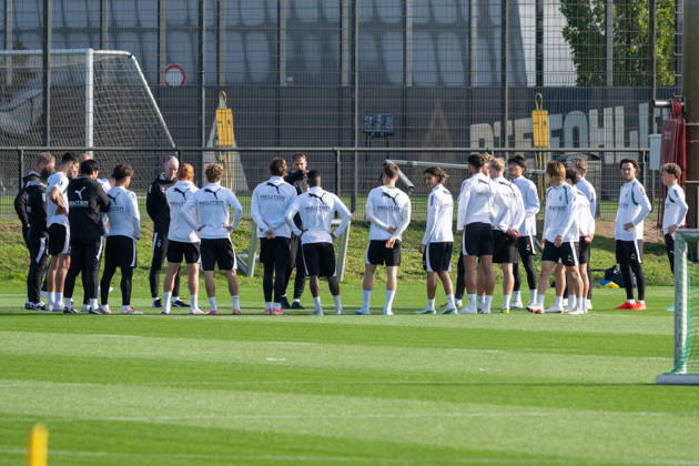 Alexander Blessin, Borussia Mönchengladbach coach, briefs the team on the training session. Public training session: Borussia Mönchengladbach, soccer, Bundesliga, 2026–2027 season, October 14, 2026: Public training session for Borussia Mönchengladbach, soccer, Bundesliga, 2026–2027 season, October 14, 2026, Mönchengladbach Copyright: xEibner-Pressefoto ThomasxHaeslerx EP_THR