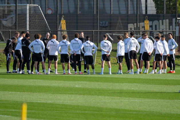 Alexander Blessin, Borussia Mönchengladbach coach, explains the drill to the team. Open practice: Borussia Mönchengladbach, soccer, Bundesliga, 2026–2027 season, October 14, 2026, public training session for Borussia Mönchengladbach, soccer, Bundesliga, 2026–2027 season, October 14, 2026, Mönchengladbach Copyright: xEibner-Pressefoto ThomasxHaeslerx EP_THR