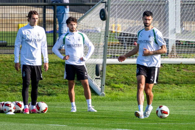 Tim Kleindienst, Borussia Mönchengladbach, No. 11, during passing drills; behind him, Florian Neuhaus, Borussia Mönchengladbach, No. 10, and Nicolas Gerrit Kuehn, Borussia Mönchengladbach, 19 Open practice: Borussia Mönchengladbach, soccer, Bundesliga, 2026–2027 season, October 14, 2026 Open practice: Borussia Mönchengladbach, soccer, Bundesliga, 2026–2027 season, October 14, 2026, Mönchengladbach Copyright: xEibner-Pressefoto ThomasxHaeslerx EP_THR