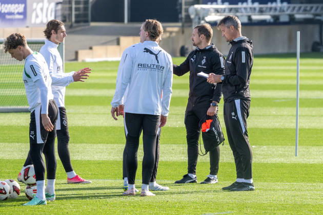 Alexander Blessin, Borussia Mönchengladbach coach, divides the players into groups. Public training session: Borussia Mönchengladbach, soccer, Bundesliga, 2026–2027 season, October 14, 2026, public training session for Borussia Mönchengladbach, soccer, Bundesliga, 2026–2027 season, October 14, 2026, Mönchengladbach Copyright: xEibner-Pressefoto ThomasxHaeslerx EP_THR