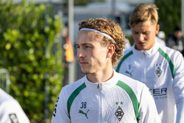 Hugo Bolin, Borussia Mönchengladbach, 38, on his way to the field. Public training session: Borussia Mönchengladbach, soccer, Bundesliga, 2026–2027 season, October 14, 2026, Borussia Mönchengladbach public training session, soccer, Bundesliga, 2026–2027 season, October 14, 2026, Mönchengladbach Copyright: xEibner-Pressefoto ThomasxHaeslerx EP_THR