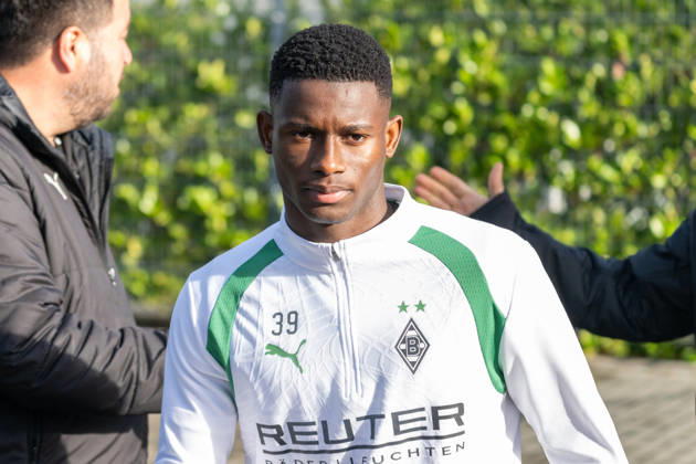 Iaia Manco Danfa, Borussia Mönchengladbach, 39, on her way to the field. Borussia Mönchengladbach public training session, soccer, Bundesliga, 2026–2027 season, October 14, 2026, Borussia Mönchengladbach public training session, soccer, Bundesliga, 2026–2027 season, October 14, 2026, Mönchengladbach Copyright: xEibner-Pressefoto ThomasxHaeslerx EP_THR