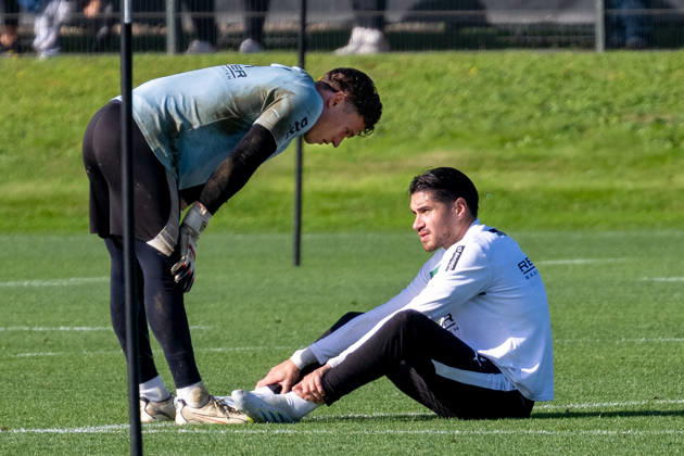 Kevin Diks, Borussia Mönchengladbach, No. 04 on the ground; Jan Olchowsky, Borussia Mönchengladbach, No. 23; Borussia Mönchengladbach public training session, soccer, Bundesliga, 2026–2027 season, October 14, 2026, public training session, Borussia Mönchengladbach, soccer, Bundesliga, 2026–2027 season, October 14, 2026, Mönchengladbach Copyright: xEibner-Pressefoto ThomasxHaeslerx EP_THR