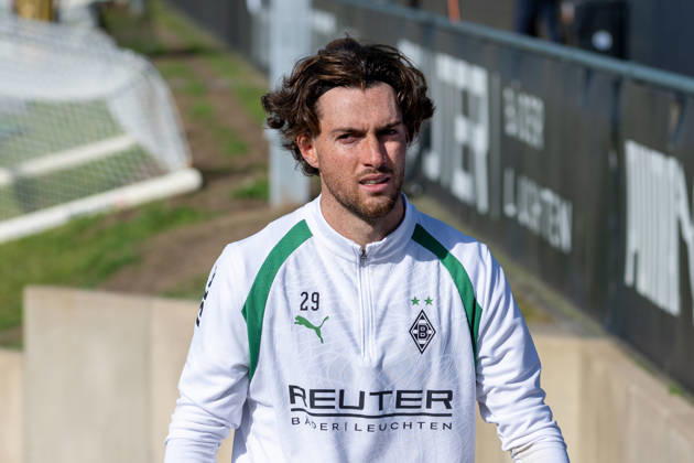 Joe Scally, Borussia Mönchengladbach, 29, on his way to the locker room. Open practice, Borussia Mönchengladbach, soccer, Bundesliga, 2026–2027 season, October 14, 2026, Borussia Mönchengladbach open practice, soccer, Bundesliga, 2026–2027 season, October 14, 2026, Mönchengladbach Copyright: xEibner-Pressefoto ThomasxHaeslerx EP_THR