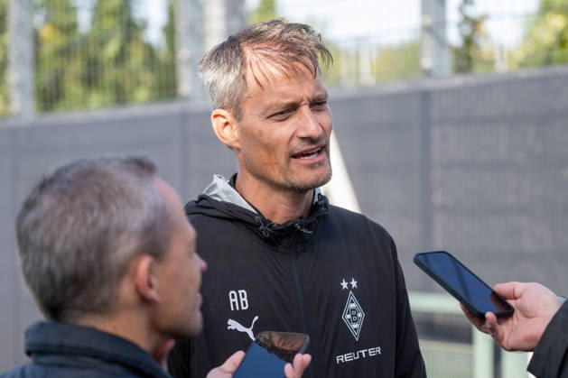 Alexander Blessin, Borussia Mönchengladbach coach, answers reporters questions about the injury situation and Tim Kleindienst s withdrawal from training. Borussia Mönchengladbach, October 11, Public Training, Borussia Mönchengladbach, Soccer, Bundesliga, 2026–2027 Season, October 14, 2026, public training session, Borussia Mönchengladbach, soccer, Bundesliga, 2026–2027 season, October 14, 2026, Mönchengladbach Copyright: xEibner-Pressefoto ThomasxHaeslerx EP_THR