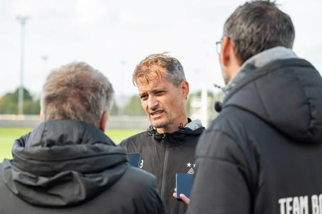 Alexander Blessin, Borussia Mönchengladbach coach, answers reporters questions about the injury situation and Tim Kleindienst s withdrawal from training. Borussia Mönchengladbach, October 11, Public Training, Borussia Mönchengladbach, Soccer, Bundesliga, 2026–2027 Season, October 14, 2026, public training session, Borussia Mönchengladbach, soccer, Bundesliga, 2026–2027 season, October 14, 2026, Mönchengladbach Copyright: xEibner-Pressefoto ThomasxHaeslerx EP_THR