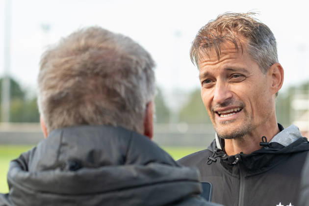 Alexander Blessin, Borussia Mönchengladbach coach, answers reporters questions about the injury situation and Tim Kleindienst s withdrawal from training. Borussia Mönchengladbach, October 11, Public Training, Borussia Mönchengladbach, Soccer, Bundesliga, 2026–2027 Season, October 14, 2026, public training session, Borussia Mönchengladbach, soccer, Bundesliga, 2026–2027 season, October 14, 2026, Mönchengladbach Copyright: xEibner-Pressefoto ThomasxHaeslerx EP_THR