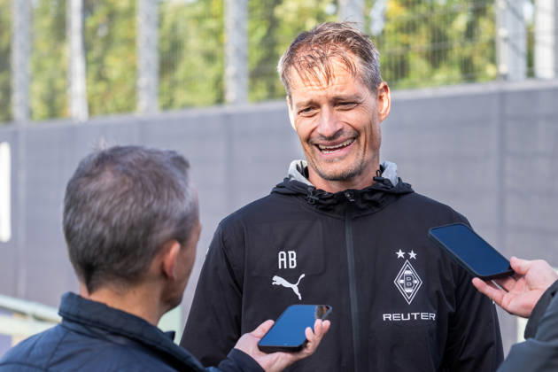 Alexander Blessin, Borussia Mönchengladbach coach, answers reporters questions about the injury situation and Tim Kleindienst s withdrawal from training. Borussia Mönchengladbach, October 11, Public Training, Borussia Mönchengladbach, Soccer, Bundesliga, 2026–2027 Season, October 14, 2026, public training session, Borussia Mönchengladbach, soccer, Bundesliga, 2026–2027 season, October 14, 2026, Mönchengladbach Copyright: xEibner-Pressefoto ThomasxHaeslerx EP_THR