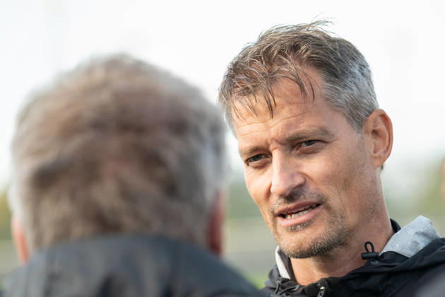 Alexander Blessin, Borussia Mönchengladbach coach, answers reporters questions about the injury situation and Tim Kleindienst s withdrawal from training. Borussia Mönchengladbach, October 11, Public Training, Borussia Mönchengladbach, Soccer, Bundesliga, 2026–2027 Season, October 14, 2026, public training session, Borussia Mönchengladbach, soccer, Bundesliga, 2026–2027 season, October 14, 2026, Mönchengladbach Copyright: xEibner-Pressefoto ThomasxHaeslerx EP_THR