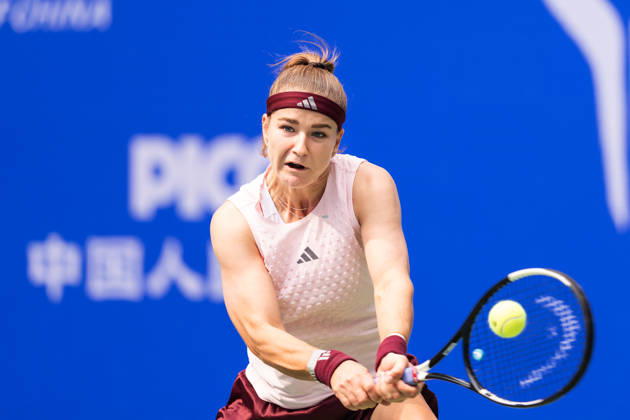 2026 WTA, Tennis Damen Wuhan Open: Karolina Muchova - Caty McNally in China - 14 Oct. Karolina Muchova of Czechia seen in action with Caty McNally of USA (Not in view) during the Wuhan Open final match at the Optics Valley International Tennis Center. Karolina Muchova defeated Caty McNally with a score of 3-6, 7-6, 7-6. Wuhan China Copyright: xRenxYongx xSOPAxImagesx DSC08633
