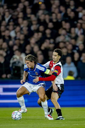 ROTTERDAM: Como midfielder Nicolás Paz and Feyenoord midfielder Oussama Targhalline during the UEFA Champions League match between Feyenoord and Como at De Kuip on October 14, 2026, in Rotterdam, Netherlands. Photo by DeFodi Images