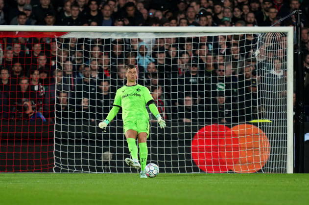 UEFA Champions League: Feyenoord Rotterdam v Como 1907 Rotterdam - Goalkeeper Tjark Ernst of Feyenoord Rotterdam shoots during the League Phase MD2 competition round of the 2026 2027 UEFA Champions League season. The match is set between Feyenoord Rotterdam and Como 1907 at Stadion Feijenoord on 14 October 2026 in Rotterdam, Netherlands. (Hero Images Danny de Groot) Copyright: xDannyxdexGrootx