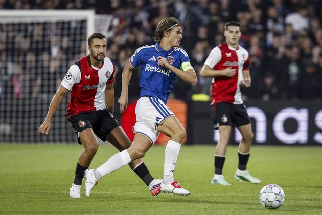 ROTTERDAM - (lr) Charles Vanhoutte of Feyenoord, Cristian Mazzara of Como and Mika Marmol of Feyenoord during the UEFA Champions League match between Feyenoord and Como at Feyenoord stadium De Kuip, on 12 October 2026 in Rotterdam, the Netherlands. BAS CZERWINSKI ANP xVIxANPxSportx xxANPxIVx 572431681 originalFilename: 572431681.jpg