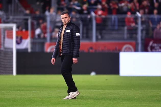 Head Coach Mersad Selimbegovic of Alemannia Aachen looks pensive. GER, SV Wehen Wiesbaden vs. Alemannia Aachen, Soccer, 3rd Division, Matchday 9, 2026–2027 Season, October 14, 2026 DFB regulations prohibit any use of photographs as image sequences and or quasi-video GER, SV Wehen Wiesbaden vs. Alemannia Aachen, Soccer, 3rd Division, Matchday 9, 2026–2027 Season, October 14, 2026, Wiesbaden Copyright: xEibner-Pressefoto RenexWeissx EP_RWS