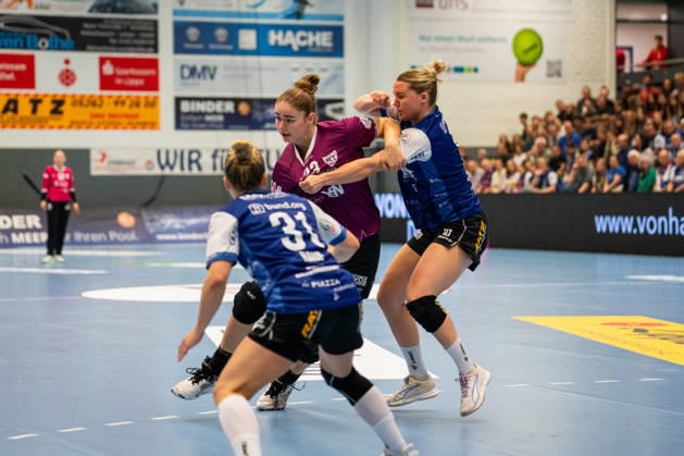 HSG Blomberg Lippe GER vs. HC Leipzig GER, Handball, Women s Handball Bundesliga 1, Matchday 6, 2026–2027 Season, Blomberg, October 14, 2026: Marlene Tucholke (HC Leipzig, No. 23) in a one-on-one battle with Maxi Muehlner (HSG Blomberg Lippe, No. 10) at the Blomberg Synflex Arena on Ulmenallee, Germany