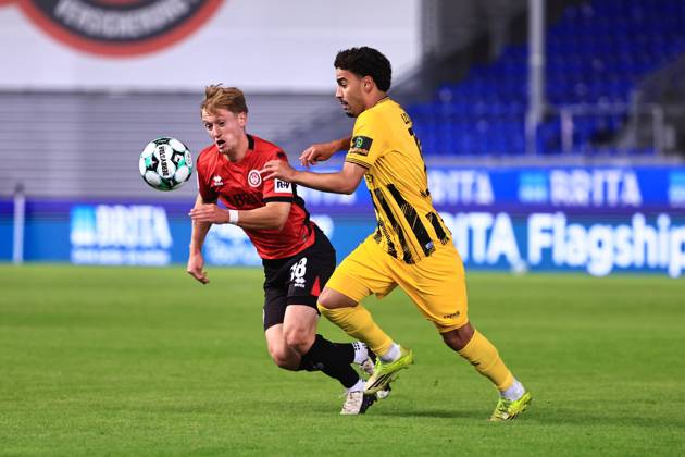Fabian Greilinger (SV Wehen Wiesbaden, No. 18) in a tackle with Mehdi Loune (Alemannia Aachen, No. 10), SV Wehen Wiesbaden vs. Alemannia Aachen, soccer, 3. Liga, Matchday 9, 2026–2027 season, October 14, 2026 DFB regulations prohibit any use of photographs as image sequences and or quasi-video GER, SV Wehen Wiesbaden vs. Alemannia Aachen, soccer, 3rd Division, Matchday 9, 2026–2027 season, October 14, 2026, Wiesbaden Copyright: xEibner-Pressefoto RenexWeissx EP_RWS