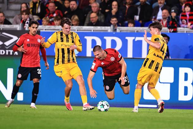 Marcus Mueller of SV Wehen Wiesbaden, 21, goes down in a tackle with Kacper Koscierski of Alemannia Aachen, 29, on the left, and Dylan Leonard of Alemannia Aachen, 04, GER, SV Wehen Wiesbaden vs. Alemannia Aachen, Soccer, 3rd Division, Matchday 9, 2026–2027 season, October 14, 2026 DFB regulations prohibit any use of photographs as image sequences and or quasi-video GER, SV Wehen Wiesbaden vs. Alemannia Aachen, Soccer, 3rd Division, Matchday 9, 2026–2027 Season, October 14, 2026, Wiesbaden Copyright: xEibner-Pressefoto RenexWeissx EP_RWS
