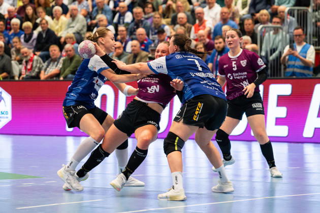 HSG Blomberg Lippe (GER) vs. HC Leipzig (GER), Handball, Women s Handball Bundesliga 1, Matchday 6, 2026–2027 Season, Blomberg, October 14, 2026: Lara Tauchmann of HC Leipzig (No. 28) in a one-on-one battle with, from left, Karolina Jurenczyk of HSG Blomberg Lippe (No. 81) and Diana Magnusdottir of HSG Blomberg Lippe (No. 07) at the Blomberg Synflex Arena on Ulmenallee, Germany
