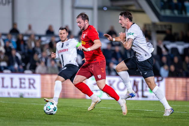 L R Lucas Hermes (SSV Jahn Regensburg), 27, in a tackle with Noah Koenig (SC Verl), 22, GER, SC Verl vs. SSV Jahn Regensburg, Soccer, 3rd Division, Matchday 9, 2026–2027 Season, October 14, 2026 DFL regulations prohibit any use of photographs as image sequences and or quasi-video GER, SC Verl vs. SSV Jahn Regensburg, Soccer, 3rd Division, Matchday 9, 2026–2027 season, October 14, 2026, Verl Copyright: xEibner-Pressefoto JanxRollingerx EP_JSK