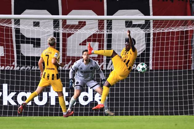 Ken Izekor, Alemannia Aachen, 18, taking a shot on goal (GER), SV Wehen Wiesbaden vs. Alemannia Aachen, soccer, 3. Liga, Matchday 9, 2026–2027 season, October 14, 2026 DFB regulations prohibit any use of photographs as image sequences and or quasi-video, SV Wehen Wiesbaden vs. Alemannia Aachen, soccer, 3rd Division, Matchday 9, 2026–2027 season, October 14, 2026, Wiesbaden Copyright: xEibner-Pressefoto RenexWeissx EP_RWS